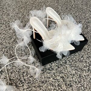 Lace up heels with decal